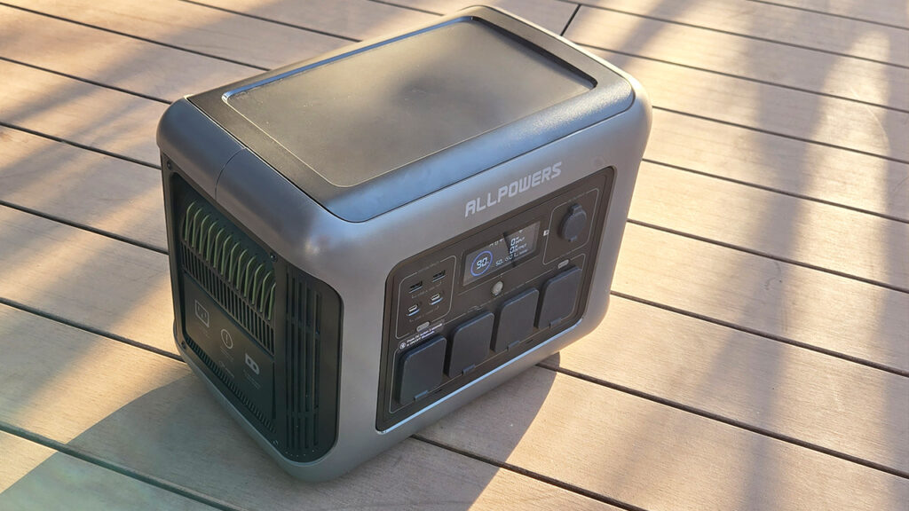 ALLPOWERS R1500LITEのあるウッドデッキ