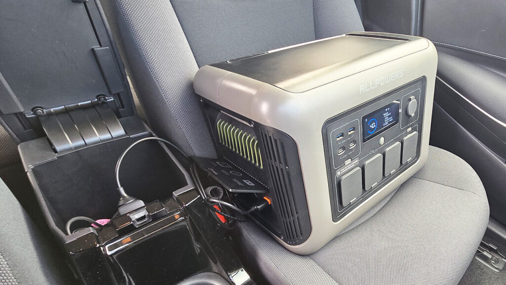 ALLPOWERS R1500LITEのシガー充電の様子