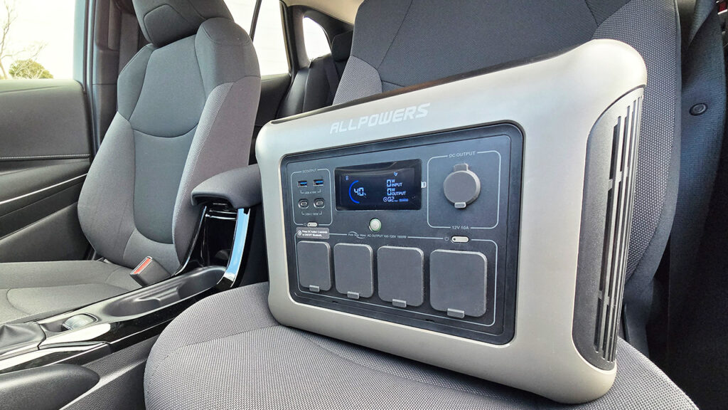 ALLPOWERS R1500LITEを車内の助手席に置いた様子