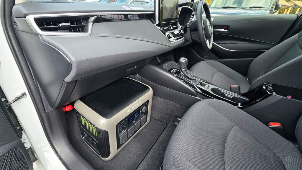 ALLPOWERS R1500LITEを車内の助手席足元に置いた様子